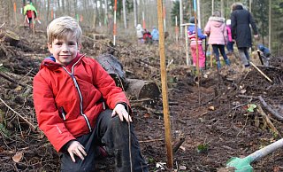 Laborschüler Mio Wegehenkel hockt neben einem von ihm frisch eingepflanzten Baum. - Andrea Marten Laborschüler Mio Wegehenkel hockt neben einem von ihm frisch eingepflanzten Baum. - Andrea Marten