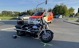 Der Fahrer des Motorrades musste vom Notarzt versorgt werden. - Paul Brinkmann Der Fahrer des Motorrades musste vom Notarzt versorgt werden. - Paul Brinkmann