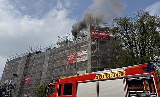 Am Dienstagnachmittag brannte es erneut im Komplex des ehemaligen Hotels "Golden Tulip", dessen Kernsanierung sich gerade dem Ende nähern soll. - Paul Brinkmann Am Dienstagnachmittag brannte es erneut im Komplex des ehemaligen Hotels "Golden Tulip", dessen Kernsanierung sich gerade dem Ende nähern soll. - Paul Brinkmann