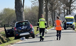 Der Wagen kam nach links von der Fahrbahn ab und prallte gegen einen Baum. - Paul Brinkmann Der Wagen kam nach links von der Fahrbahn ab und prallte gegen einen Baum. - Paul Brinkmann