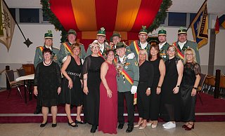 Das neue Königspaar Norbert Glasmeyer und Nicole Marten mit dem Hofstaat (v. l.) Johannes und Marita Tasche, Franz Josef Bracke und Sarah Sievers, Guido und Daniela Haeusler, Andreas und Nicole Schirmer, Attila Yasar undAnita Macinkovic, Stefan und Nadine Knoke sowie Arnd und Sylvia Emmighausen. - Schützenverein Benhausen Das neue Königspaar Norbert Glasmeyer und Nicole Marten mit dem Hofstaat (v. l.) Johannes und Marita Tasche, Franz Josef Bracke und Sarah Sievers, Guido und Daniela Haeusler, Andreas und Nicole Schirmer, Attila Yasar undAnita Macinkovic, Stefan und Nadine Knoke sowie Arnd und Sylvia Emmighausen. - Schützenverein Benhausen
