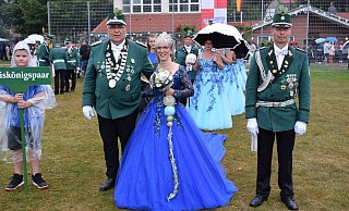 Das Kreiskönigspaar Paul und Manuela Paschen führte den großen Festumzug an. - Anja Ebner Das Kreiskönigspaar Paul und Manuela Paschen führte den großen Festumzug an. - Anja Ebner