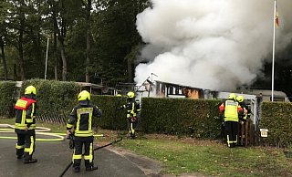 Trotz des raschen Einsatzes der Hövelhofer Feuerwehr wurde die Parzelle mit dem Campingwagen ein Raub der Flammen. - Feuerwehr Hövelhof Trotz des raschen Einsatzes der Hövelhofer Feuerwehr wurde die Parzelle mit dem Campingwagen ein Raub der Flammen. - Feuerwehr Hövelhof