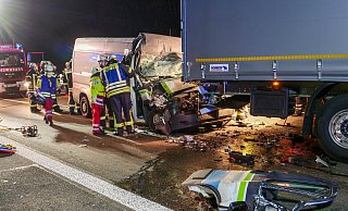 Durch den Aufprall wurde das Fahrerhaus eingedrückt und der Fahrer im Beinbereich massiv eingeklemmt. - Ralph Meyer Durch den Aufprall wurde das Fahrerhaus eingedrückt und der Fahrer im Beinbereich massiv eingeklemmt. - Ralph Meyer