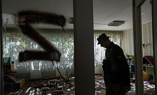 Das «Z» wurde im Krieg zum Symbol der russischen Truppen - hier zu sehen an der Glastür eines Kindergartens in der Ukraine. (Symbolbild) - Evgeniy Maloletka/AP/dpa Das «Z» wurde im Krieg zum Symbol der russischen Truppen - hier zu sehen an der Glastür eines Kindergartens in der Ukraine. (Symbolbild) - Evgeniy Maloletka/AP/dpa