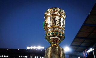 Um diesen Pokal geht es im großen Endspiel von Berlin. - Friso Gentsch/dpa Um diesen Pokal geht es im großen Endspiel von Berlin. - Friso Gentsch/dpa
