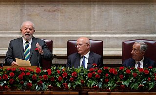 Der brasilianische Präsident Luiz Inacio Lula da Silva (l) spricht bei seinem Besuch in Portugal auch über den Ukraine-Krieg. - Armando Franca/AP Der brasilianische Präsident Luiz Inacio Lula da Silva (l) spricht bei seinem Besuch in Portugal auch über den Ukraine-Krieg. - Armando Franca/AP