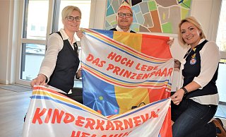 Julia Kruse, Simon Oekenpöhler und Jennifer Patrzek (v. l.) haben die neuen Westen angezogen und zeigen die neue Fahne des Kinderkarnevals. - Karin Prignitz Julia Kruse, Simon Oekenpöhler und Jennifer Patrzek (v. l.) haben die neuen Westen angezogen und zeigen die neue Fahne des Kinderkarnevals. - Karin Prignitz