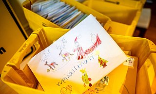 Zehntausende Kinder schreiben jedes Jahr ihre Wünsche ans Christkind oder an den Weihnachtsmann. - Sina Schuldt/dpa Zehntausende Kinder schreiben jedes Jahr ihre Wünsche ans Christkind oder an den Weihnachtsmann. - Sina Schuldt/dpa