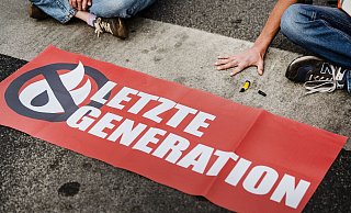 Ein Aktivist der Letzten Generation klebt seine Hand auf einer Straße fest. Solche Klebeaktionen hat die Gruppe inzwischen aufgegeben - und nun eine Kandidatur für das Europaparlament angekündigt (Archivbild). - Swen Pförtner/dpa Ein Aktivist der Letzten Generation klebt seine Hand auf einer Straße fest. Solche Klebeaktionen hat die Gruppe inzwischen aufgegeben - und nun eine Kandidatur für das Europaparlament angekündigt (Archivbild). - Swen Pförtner/dpa