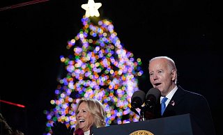 US-Präsident Joe Biden hat mit seiner Ehefrau Jill die Weihnachtszeit in den USA eingeläutet. - Andrew Harnik/AP/dpa US-Präsident Joe Biden hat mit seiner Ehefrau Jill die Weihnachtszeit in den USA eingeläutet. - Andrew Harnik/AP/dpa
