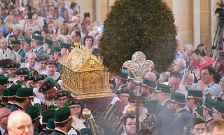 Kirchlicher Libori-Auftakt: Der goldene Schrein mit den Reliquien des heiligen Loborius zu Beginn der Prozession im Paderborner Dom. - Andreas Zobe Kirchlicher Libori-Auftakt: Der goldene Schrein mit den Reliquien des heiligen Loborius zu Beginn der Prozession im Paderborner Dom. - Andreas Zobe