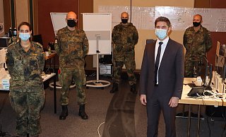Obermaat Rim Sakali, Fregattenkapitän Willi Morschhäuser, Hauptmann Ben Siegmund Krisenstabsleiter Markus Altenhöner, und Oberleutnant Deniz Ulas (v.l.) an dem vorübergehenden Arbeitsplatz der Soldaten. - Désirée Winter Obermaat Rim Sakali, Fregattenkapitän Willi Morschhäuser, Hauptmann Ben Siegmund Krisenstabsleiter Markus Altenhöner, und Oberleutnant Deniz Ulas (v.l.) an dem vorübergehenden Arbeitsplatz der Soldaten. - Désirée Winter