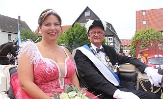 Gerd und Sabrina Vonde sind das Königspaar des Germeter Schützenvereins. - Burkhard Battran Gerd und Sabrina Vonde sind das Königspaar des Germeter Schützenvereins. - Burkhard Battran