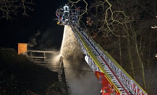 In der Nacht ist ein Feuer ausgebrochen. - Christian Mathiesen In der Nacht ist ein Feuer ausgebrochen. - Christian Mathiesen