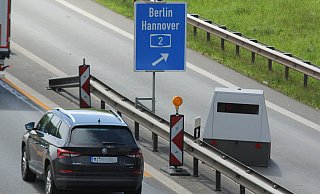 Ein Blitzer steht im Autobahnkreuz Bad Oeynhausen. Gesehen von der Königstraße. - Ulf Hanke Ein Blitzer steht im Autobahnkreuz Bad Oeynhausen. Gesehen von der Königstraße. - Ulf Hanke