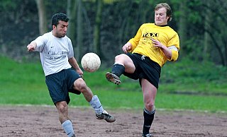 Gelernter Zehner und ein Muss für die Auswahl: Ediz Kurnaz (l.) im Duell mit Wellensieks Tim Sachwitz im Jahr 2006. Foto: Andreas Zobe - Andreas Zobe Gelernter Zehner und ein Muss für die Auswahl: Ediz Kurnaz (l.) im Duell mit Wellensieks Tim Sachwitz im Jahr 2006. Foto: Andreas Zobe - Andreas Zobe