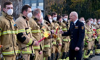 Coronagerecht verabschiedet sich Ralf Schmitz von allen beruflichen Einsatzkräften. die vor der Feuerwache Süd angetreten waren. - Ralph Meyer Coronagerecht verabschiedet sich Ralf Schmitz von allen beruflichen Einsatzkräften. die vor der Feuerwache Süd angetreten waren. - Ralph Meyer