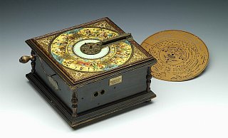 Das mechanische Musikinstrument Ariston war Paul Ehrlichs Verkaufsschlager und hat dazu geführt, dass Musik für die breite Masse der Gesellschaft erlebbar wurde. - Deutsches Automatenmuseum – Sammlung Gauselmann Das mechanische Musikinstrument Ariston war Paul Ehrlichs Verkaufsschlager und hat dazu geführt, dass Musik für die breite Masse der Gesellschaft erlebbar wurde. - Deutsches Automatenmuseum – Sammlung Gauselmann