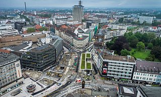 Eindrucksvoller Überblick: Die Jahnplatz-Großbaustelle im Vordergrund, das ehemalige Telekom-Hochhaus - von Goldbeck übernommen - im Hintergrund. - Sarah Jonek Eindrucksvoller Überblick: Die Jahnplatz-Großbaustelle im Vordergrund, das ehemalige Telekom-Hochhaus - von Goldbeck übernommen - im Hintergrund. - Sarah Jonek