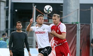 Trainer Guerino Capretti kann sich freuen: Am Ende konnte der SC Verl drei Punkte mitnehmen. - picture alliance / foto2press Trainer Guerino Capretti kann sich freuen: Am Ende konnte der SC Verl drei Punkte mitnehmen. - picture alliance / foto2press