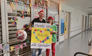 Für die Spendenübergabe von Michael Grüttner an Eva Prasuhn haben Kinder aus dem Rehmer Kindergarten Sterntaler ein Plakat gemalt. - Privat Für die Spendenübergabe von Michael Grüttner an Eva Prasuhn haben Kinder aus dem Rehmer Kindergarten Sterntaler ein Plakat gemalt. - Privat