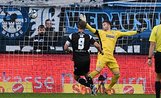 Fabian Klos (l., Nr. 9) erzielt das Tor zur 1:0-Führung für Arminia Bielefeld. Duisburgs Keeper Vincent Müller kann nur noch hinterherschauen. - IMAGO/Team 2 Fabian Klos (l., Nr. 9) erzielt das Tor zur 1:0-Führung für Arminia Bielefeld. Duisburgs Keeper Vincent Müller kann nur noch hinterherschauen. - IMAGO/Team 2
