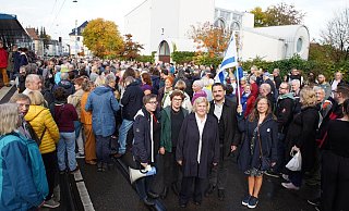 Hunderte Bielefelder beteiligten sich am Sonntag an der Mahnwache vor der Synagoge Beit Tikwa. - Dennis Angenendt Hunderte Bielefelder beteiligten sich am Sonntag an der Mahnwache vor der Synagoge Beit Tikwa. - Dennis Angenendt