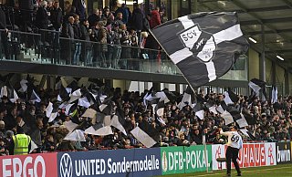 Spieler und Fans des SC Verl dürfen sich Hoffnungen auf eine Versetzung in die 3. Liga machen. - Jens Dünhölter Spieler und Fans des SC Verl dürfen sich Hoffnungen auf eine Versetzung in die 3. Liga machen. - Jens Dünhölter