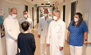 Max ist glücklich, dass die OP erfolgreich verlaufen ist. Jan Schulte am Esch, Hendrik Voßschulte, Martin Krüger, Winfried Bathlen und Franziska Wegener haben das im Team geschafft. - Evangelisches Klinikum Bethel Max ist glücklich, dass die OP erfolgreich verlaufen ist. Jan Schulte am Esch, Hendrik Voßschulte, Martin Krüger, Winfried Bathlen und Franziska Wegener haben das im Team geschafft. - Evangelisches Klinikum Bethel