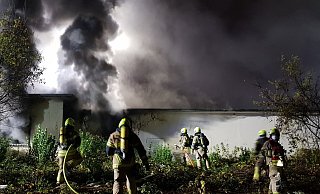 Die Einsatzkräfte der Paderborner Feuerwehr rücken auf das brennende Gebäude vor. - Feuerwehr Paderborn Die Einsatzkräfte der Paderborner Feuerwehr rücken auf das brennende Gebäude vor. - Feuerwehr Paderborn
