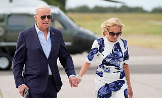 Joe Biden und seine Ehefrau Jill - die First Lady hat in den vergangenen Tagen demonstrativ ihre Unterstützung für den US-Präsidenten gezeigt. - Evan Vucci/AP/dpa Joe Biden und seine Ehefrau Jill - die First Lady hat in den vergangenen Tagen demonstrativ ihre Unterstützung für den US-Präsidenten gezeigt. - Evan Vucci/AP/dpa