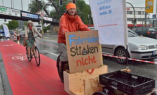 Roter Teppich für die Radfahrer: Hier radeln Bärbel Mörchen (l.) und Pit Cozens. - Sibylle Kemna Roter Teppich für die Radfahrer: Hier radeln Bärbel Mörchen (l.) und Pit Cozens. - Sibylle Kemna