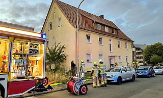 In einer Elsener Dachgeschosswohnung brannte Essen auf dem Herd. Die Paderborner Feuerwehr rückte mit mit mehreren Einheiten aus. - Ralph Meyer In einer Elsener Dachgeschosswohnung brannte Essen auf dem Herd. Die Paderborner Feuerwehr rückte mit mit mehreren Einheiten aus. - Ralph Meyer