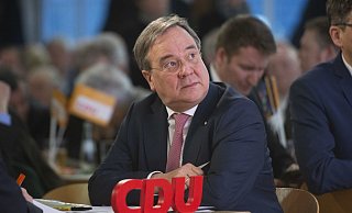 Armin Laschet blickt ein wenig fragend in die Runde, denn als Nächstes muss die Kanzlerkandidatenfrage innerhalb der Union geklärt werden. - Verwendung weltweit Armin Laschet blickt ein wenig fragend in die Runde, denn als Nächstes muss die Kanzlerkandidatenfrage innerhalb der Union geklärt werden. - Verwendung weltweit