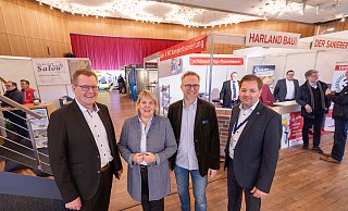 Die Immobilien-Messe in der Stadthalle und Stadtsporthalle Lübbecke ist als Immo-Forum eine bekannte Marke geworden, hier mit Thomas Holle (l.) und Peter Schmüser (r.) von Lübbecke Marketing, Martina Hannen von der Kreishandwerkerschaft und Christian Joseph von der Handmade Interactive Werbegesellschaft. - Oliver Krato Die Immobilien-Messe in der Stadthalle und Stadtsporthalle Lübbecke ist als Immo-Forum eine bekannte Marke geworden, hier mit Thomas Holle (l.) und Peter Schmüser (r.) von Lübbecke Marketing, Martina Hannen von der Kreishandwerkerschaft und Christian Joseph von der Handmade Interactive Werbegesellschaft. - Oliver Krato