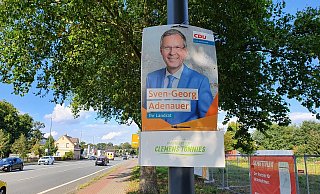 Wirbel um Wahlplakate: Unter anderem an der Berliner Straße hatte der Kreisverband der Jusos das Plakat von Sven-Georg Adenauer mit einem Tönnies-Zusatz versehen. - Irja Most Wirbel um Wahlplakate: Unter anderem an der Berliner Straße hatte der Kreisverband der Jusos das Plakat von Sven-Georg Adenauer mit einem Tönnies-Zusatz versehen. - Irja Most