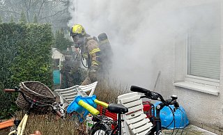 Durch die starke Hitze und den dichten Rauch kann die Feuerwehr zunächst nur von außen löschen. - Ralph Meyer Durch die starke Hitze und den dichten Rauch kann die Feuerwehr zunächst nur von außen löschen. - Ralph Meyer