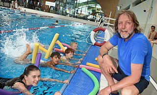 Arme lang, Bein lang, und strampeln, was das Zeig hält: Wenn Ivan Cholakov (50) beim Seepferdchen-Kurs im Ishara am Beckenrand steht und Ansagen macht, lässt er keinen Zweifel: So wird's gemacht. Nicht nur Schwimmen bringt er den Kindern bei. - Barbara Franke Arme lang, Bein lang, und strampeln, was das Zeig hält: Wenn Ivan Cholakov (50) beim Seepferdchen-Kurs im Ishara am Beckenrand steht und Ansagen macht, lässt er keinen Zweifel: So wird's gemacht. Nicht nur Schwimmen bringt er den Kindern bei. - Barbara Franke