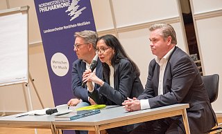 Der designierte Geschäftsführer der Kultur gGmbH Christian Kötter-Lixfeld (l.) und Bürgermeister Tim Kähler mussten nach dem Stopp beim OWL-Forum viele Fragen beantworten. - Ralf Bittner Der designierte Geschäftsführer der Kultur gGmbH Christian Kötter-Lixfeld (l.) und Bürgermeister Tim Kähler mussten nach dem Stopp beim OWL-Forum viele Fragen beantworten. - Ralf Bittner