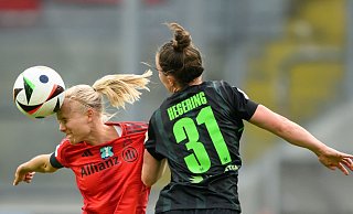 Intensive Duelle stehen an, wenn die Münchnerinnen um Pernille Harder (l) auf Marina Hegering und den VfL Wolfsburg treffen. - Robert Michael/dpa Intensive Duelle stehen an, wenn die Münchnerinnen um Pernille Harder (l) auf Marina Hegering und den VfL Wolfsburg treffen. - Robert Michael/dpa