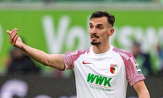 Mergim Berisha fehlt dem FC Augsburg wochenlang. - David Inderlied/dpa Mergim Berisha fehlt dem FC Augsburg wochenlang. - David Inderlied/dpa