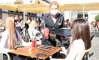 Bedienung Nele Striewe-Kertscher in der Bar Celona, die bei sonnigen Wetter bestens gefüllt ist. Für die Außengastronomie fällt künftig die Testpflicht weg. - Holger Kosbab Bedienung Nele Striewe-Kertscher in der Bar Celona, die bei sonnigen Wetter bestens gefüllt ist. Für die Außengastronomie fällt künftig die Testpflicht weg. - Holger Kosbab