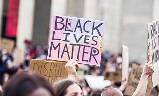 "Black Lives Matter" - "Schwarze Leben zählen": Weltweit demonstrieren Menschen gegen Rassismus und Polizeigewalt auch im Kreis Gütersloh. - picture alliance / ZUMAPRESS.com "Black Lives Matter" - "Schwarze Leben zählen": Weltweit demonstrieren Menschen gegen Rassismus und Polizeigewalt auch im Kreis Gütersloh. - picture alliance / ZUMAPRESS.com