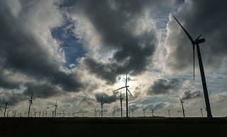 Windräder drehen sich in einem Windfeld am Hauke-Haien-Koog an einem Deich der Nordseeküste. - Foto: Axel Heimken/dpa Windräder drehen sich in einem Windfeld am Hauke-Haien-Koog an einem Deich der Nordseeküste. - Foto: Axel Heimken/dpa