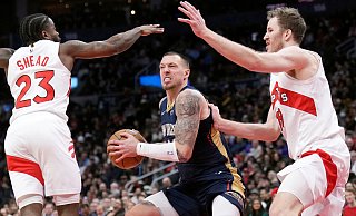 Daniel Theis (M) steht wieder im Kader der deutschen Nationalmannschaft. - Nathan Denette/The Canadian Press via AP/dpa Daniel Theis (M) steht wieder im Kader der deutschen Nationalmannschaft. - Nathan Denette/The Canadian Press via AP/dpa