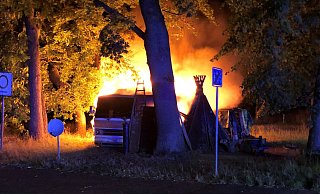 Das Wohnmobil des bekannten Dauercampers an der Zufahrt zu Kanzlers Weide brannte in der Nacht zu Dienstag lichterloh. - Feuerwehr Minden Das Wohnmobil des bekannten Dauercampers an der Zufahrt zu Kanzlers Weide brannte in der Nacht zu Dienstag lichterloh. - Feuerwehr Minden