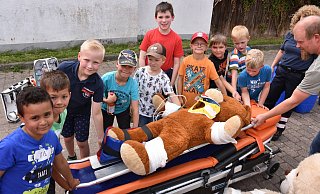 Liebevoll: Die Kinder bargen Freddy und seine plüschige Begleiterin und verbanden alle Wunden. - Thomas Kube Liebevoll: Die Kinder bargen Freddy und seine plüschige Begleiterin und verbanden alle Wunden. - Thomas Kube