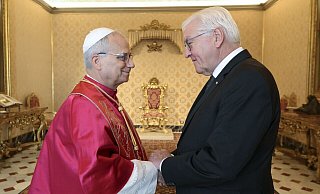 Bundespräsident Steinmeier trifft dem Papst bei Privataudienz. - Vatican Media/IPA via ZUMA Press/dpa Bundespräsident Steinmeier trifft dem Papst bei Privataudienz. - Vatican Media/IPA via ZUMA Press/dpa