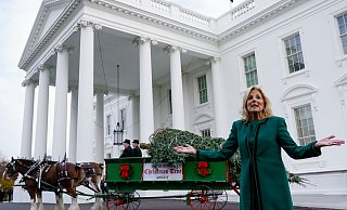 Jill Biden nimmt den offiziellen Weihnachtsbaum für das Weiße Haus in Empfang. - Susan Walsh/AP Jill Biden nimmt den offiziellen Weihnachtsbaum für das Weiße Haus in Empfang. - Susan Walsh/AP